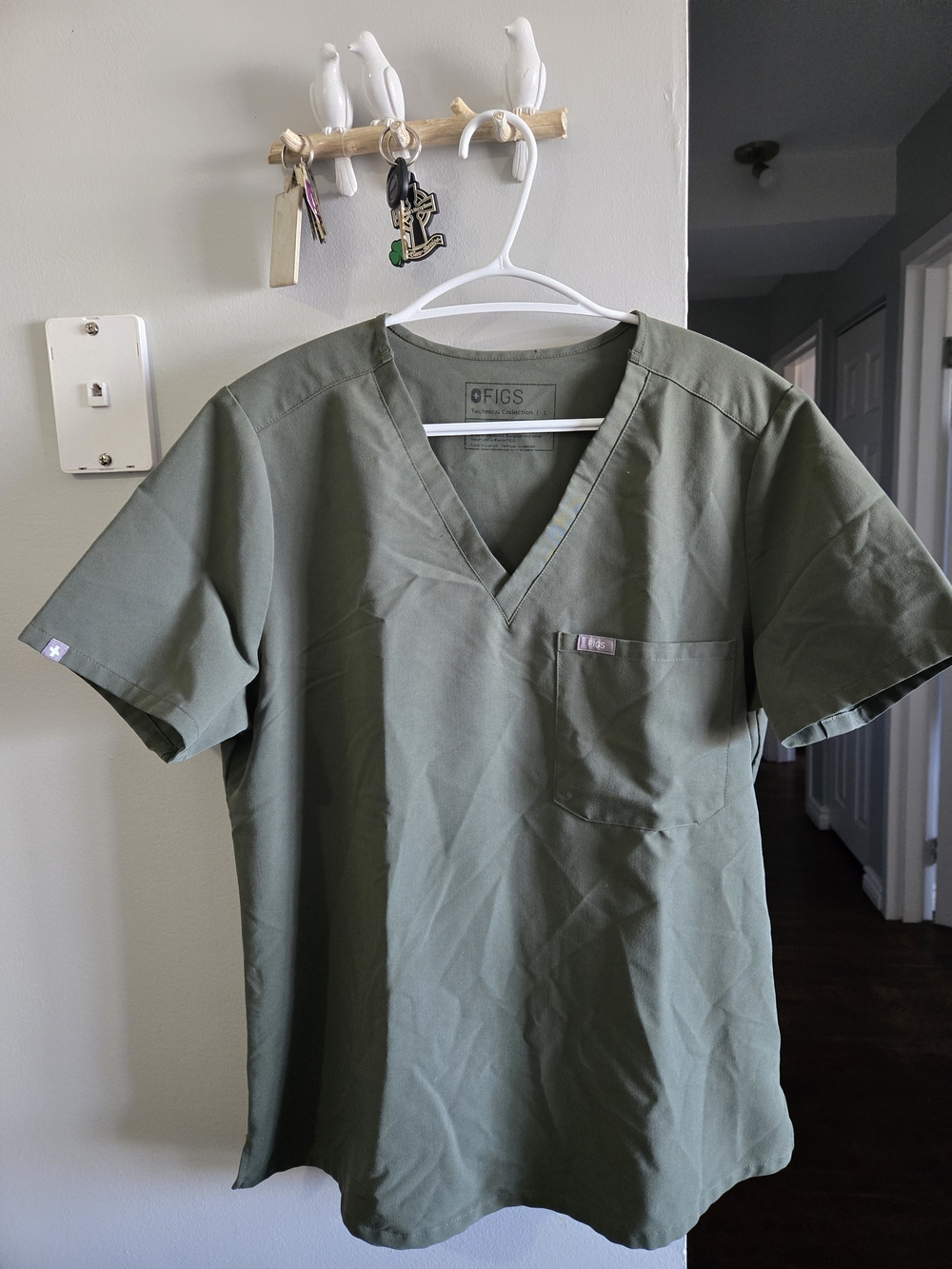 FIGS Men’s V-Neck Scrub Top - Olive